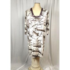 Grey ¾ sleeves dress.